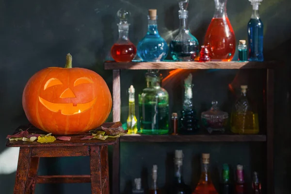 Halloween dekorace s dýněmi a magické lektvary uvnitř — Stock fotografie