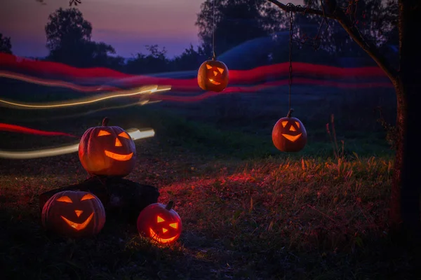 Abóboras de Halloween na noite ao ar livre — Fotografia de Stock