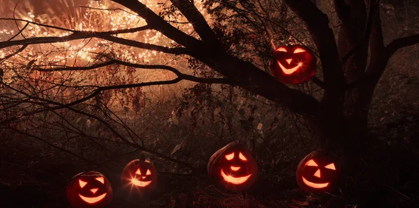 Halloween-Kürbisse im nächtlichen Wald — Stockfoto