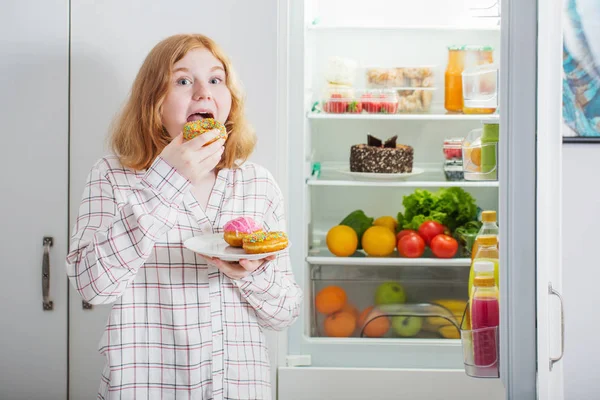 Adolescente chica en nevera con comida — Foto de Stock