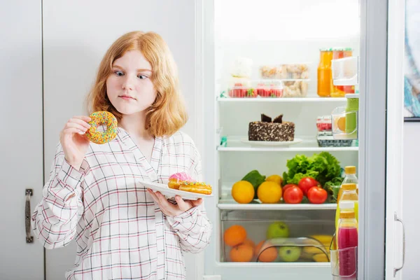 Teenager Mädchen am Kühlschrank mit Lebensmitteln — Stockfoto