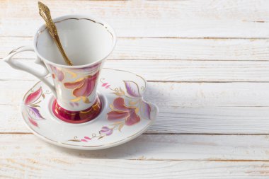 beyaz ahşap masa üzerinde güzel porselen fincan