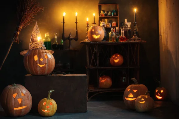 Halloween dekorace s dýněmi a magické lektvary uvnitř — Stock fotografie