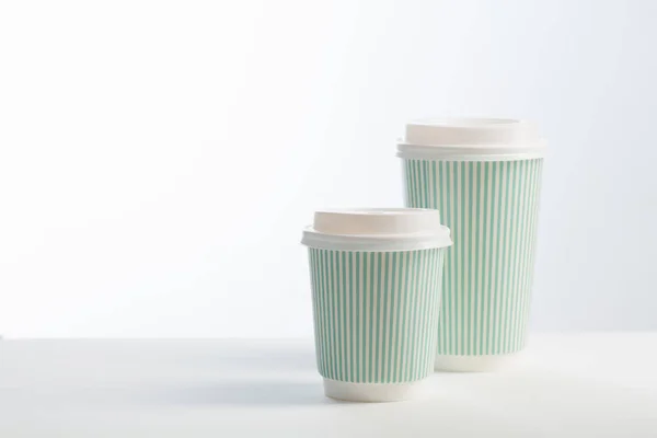 Papierowa filiżanka kawy na białym tle — Zdjęcie stockowe