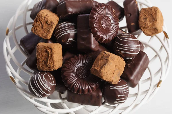 Caramelo de chocolate en el plato en la mesa blanca —  Fotos de Stock