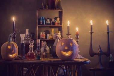 Cadılar Bayramı dekorasyonu, balkabakları ve sihirli iksirlerle.