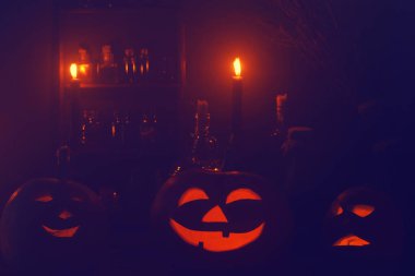 Cadılar Bayramı dekorasyonu, balkabakları ve sihirli iksirlerle.