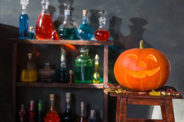 Cadılar Bayramı dekorasyonu, balkabakları ve sihirli iksirlerle.