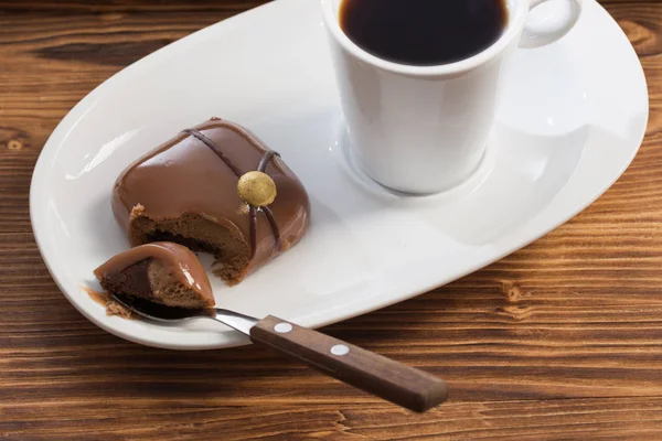 Witte beker met koffie met chocolade cupcake — Stockfoto