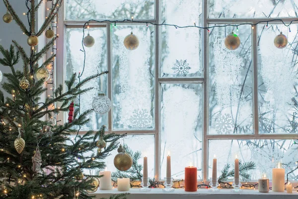 Décorations de Noël sur vielle fenêtre en bois — Photo