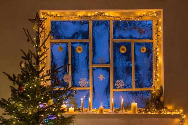 Weihnachtsschmuck an alten Holzfenstern — Stockfoto