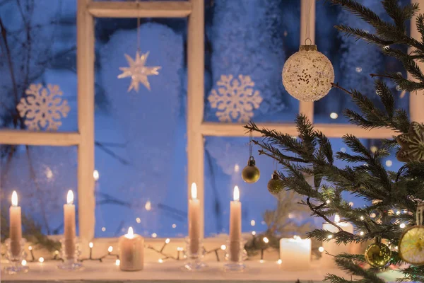 Decorazioni natalizie su vecchie finestre in legno — Foto Stock