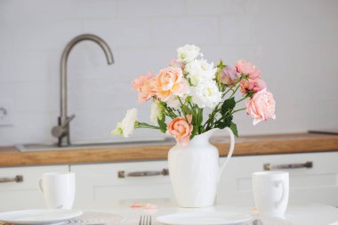 gül buketi ile servis masası