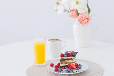 beyaz arka planda farklı çilek ile sağlıklı tatlı 