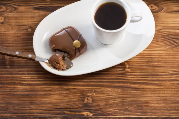 Witte beker met koffie met chocolade cupcake — Stockfoto