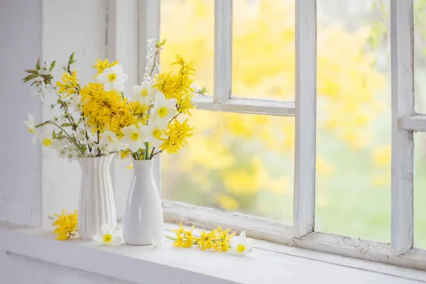 창턱에 노란색 봄 꽃 — 스톡 사진