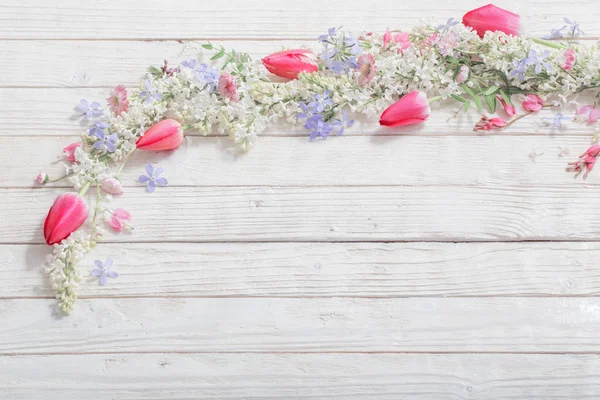 Wiosenne kwiaty na białym drewnianym tle — Zdjęcie stockowe