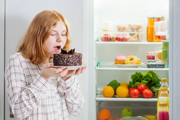 Tiener meisje bij koelkast met voedsel — Stockfoto