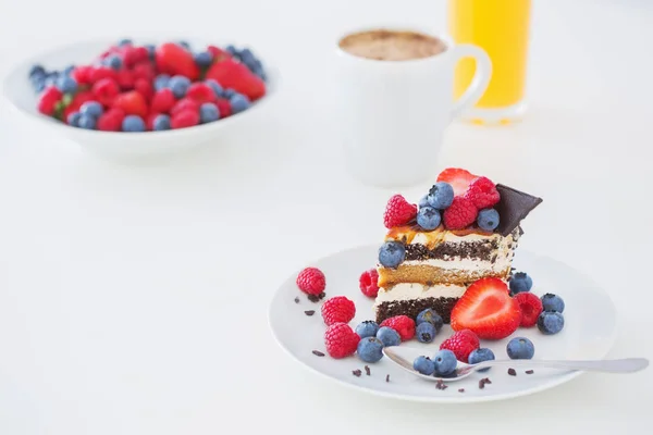 Postre saludable con diferentes bayas sobre fondo blanco — Foto de Stock