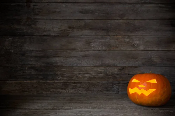 Хэллоуин тыква на старом деревянном фоне — стоковое фото