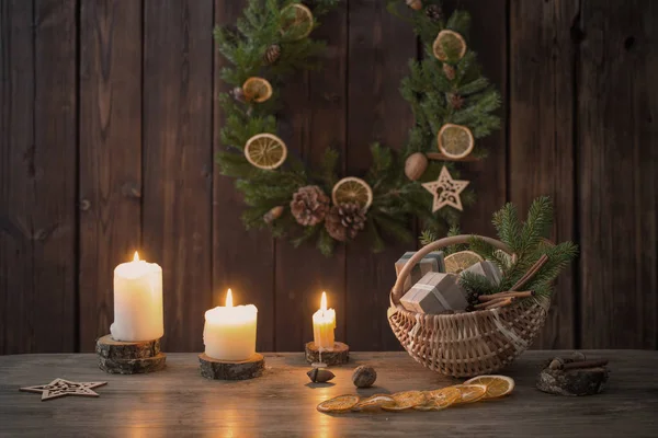 Decoração de Natal no fundo de madeira velha — Fotografia de Stock