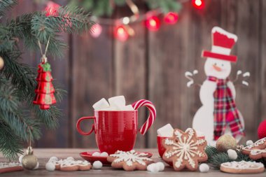 Mutfakta ahşap masada Noel çerezleri