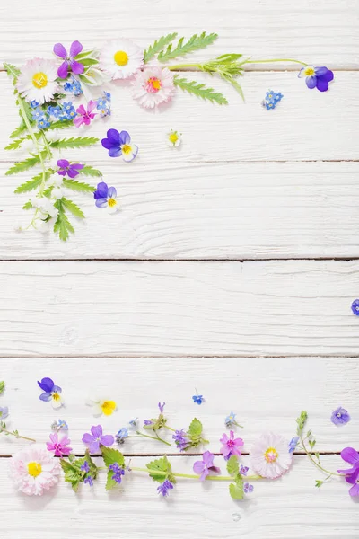 Gyönyörű virágok fa háttér — Stock Fotó