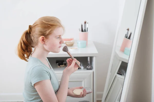 Teenager Mädchen pudert ihr Gesicht — Stockfoto