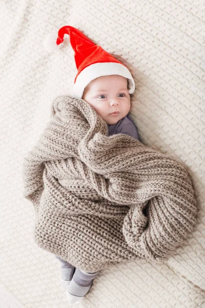 Piccolo bambino in cappello rosso di Babbo Natale — Foto Stock
