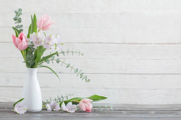 Ανοιξιάτικα λουλούδια σε βάζο λευκό — Φωτογραφία Αρχείου