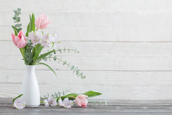 Flores da primavera em vaso branco — Fotografia de Stock