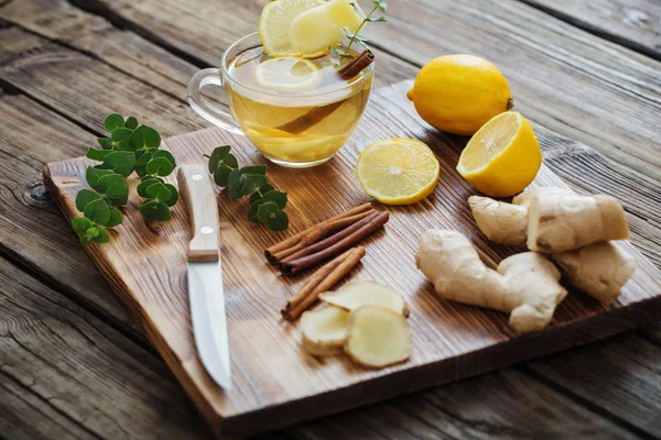 Gengibre e chá de limão no fundo de madeira — Fotografia de Stock