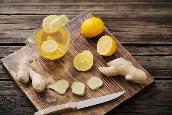 Ginger and lemon tea on wooden background — Stock Photo, Image