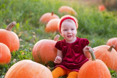 sahada kabak ile küçük kız