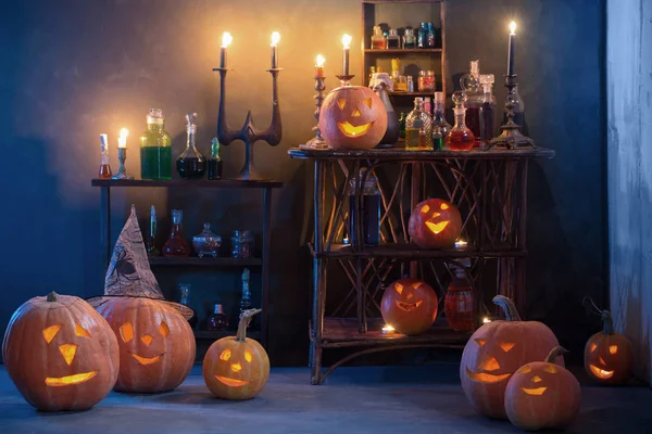 Decoração de Halloween com abóboras e poções mágicas interior — Fotografia de Stock