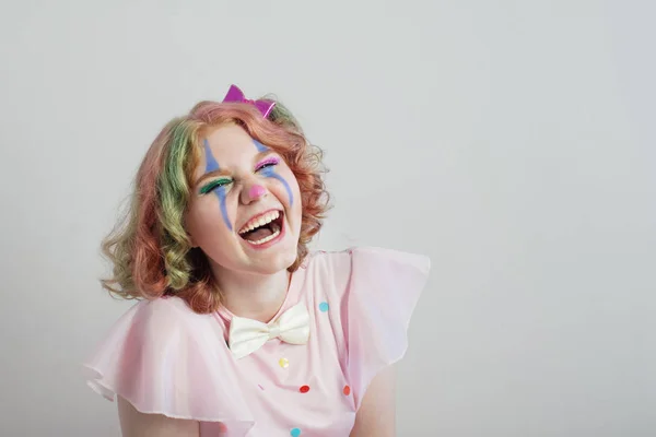 Sonrisa adolescente chica ihappy adolescente chica en traje de payaso en gra —  Fotos de Stock