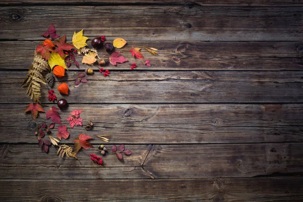 暗い古い木の背景に秋の葉 — ストック写真