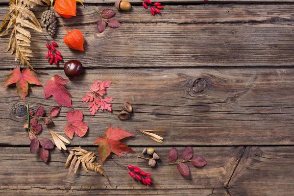 Autumn leaves on darrk old wooden background — Stock Photo, Image