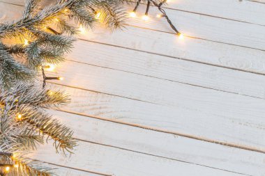 Tahta arka planda Noel çelengi