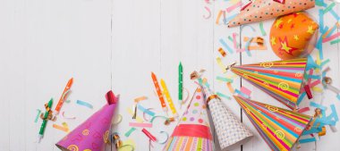 doğum günü pastası ve dekorasyon Beyaz ahşap zemin üzerinde