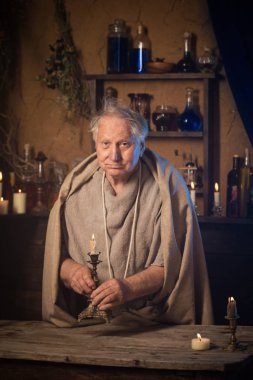 mum ile yaşlı simyacı keşiş