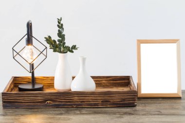 beyaz iç ahşap çerçeve ile metal siyah lamba