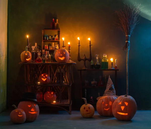 Halloween dekorace s dýněmi a magické lektvary uvnitř — Stock fotografie