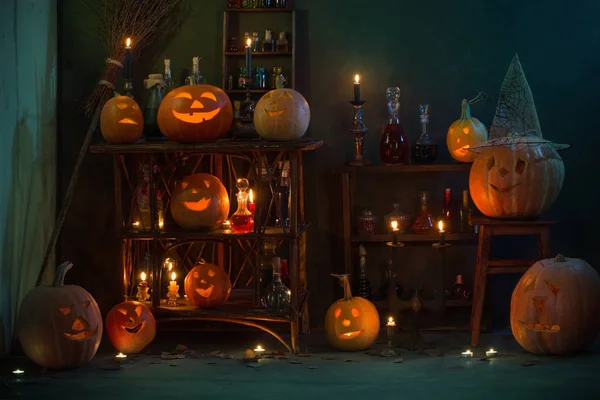 Décoration Halloween avec citrouilles et potions magiques en intérieur — Photo