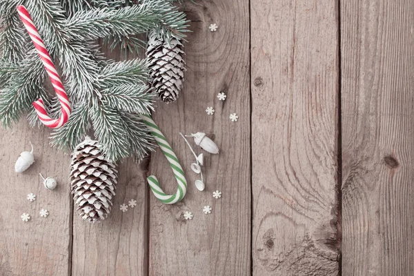 Kerst groene tak en geschenken op houten achtergrond — Stockfoto