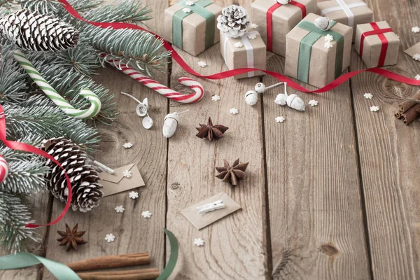 Vánoční zelená větev a dárky na dřevěném pozadí — Stock fotografie