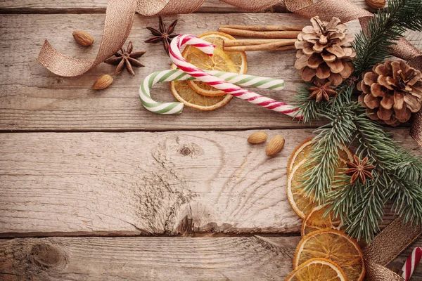 Decoraciones navideñas sobre fondo de madera viejo — Foto de Stock