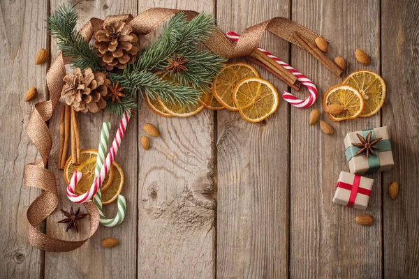 Kerstversiering op oude houten achtergrond — Stockfoto