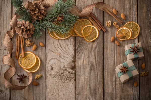 Kerstversiering op oude houten achtergrond — Stockfoto