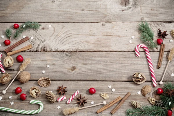 Kerstversiering op houten ondergrond — Stockfoto